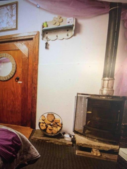 Cosy Woodland Romantic Retreat With Log Fires And Nature Sturry ภายนอก รูปภาพ