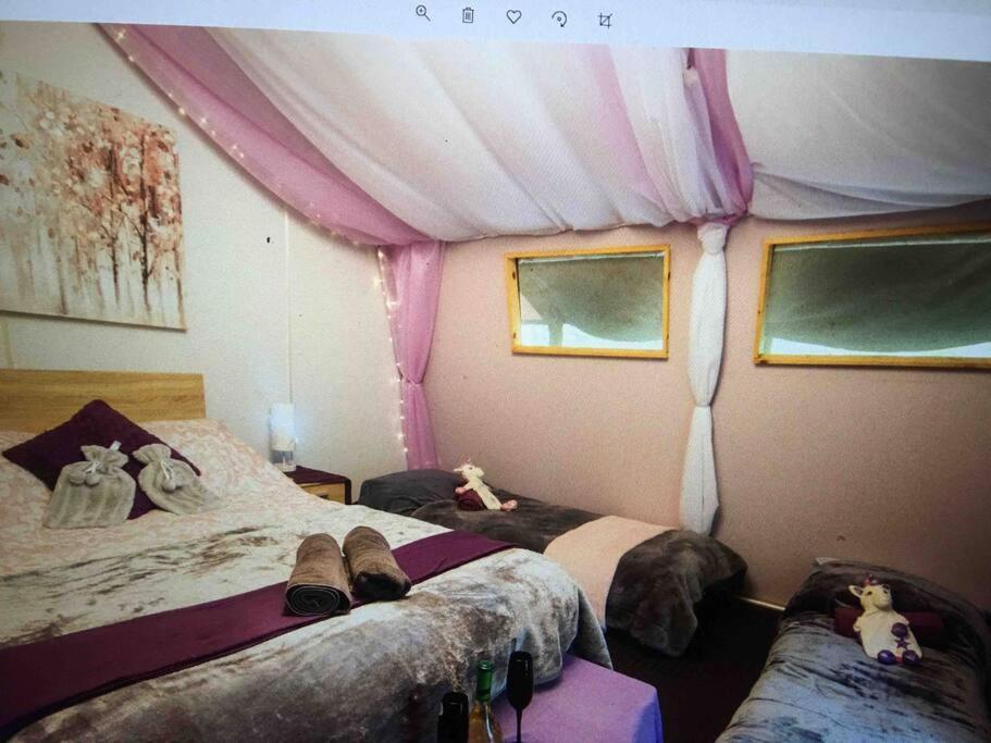 Cosy Woodland Romantic Retreat With Log Fires And Nature Sturry ภายนอก รูปภาพ